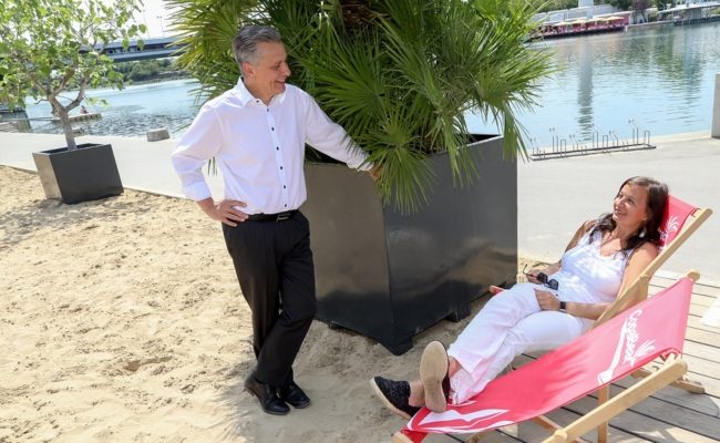 Ulli Sima und Gemeinderat Josef Taucher relaxen auf der Copa Beach