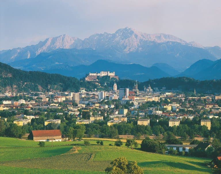 Blick auf die Stadt Salzburg nach Süden mit der Festung Hohensalzburg
