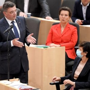 Jörg Leichtfried ohne Mund-Nasen-Schutz bei der Sitzung des Nationalrates