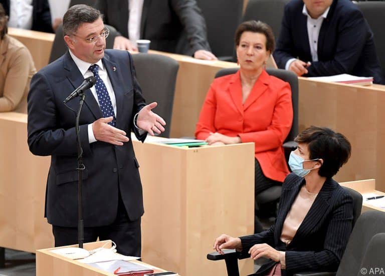 Jörg Leichtfried ohne Mund-Nasen-Schutz bei der Sitzung des Nationalrates