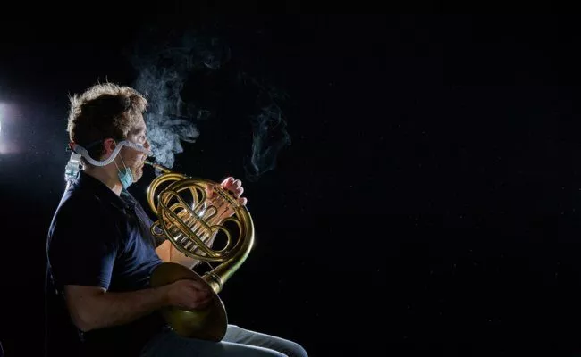 Philharmoniker Jan Janković, Horn zeigt im Experiment die Ausbreitung von Atemluft beim Musizieren