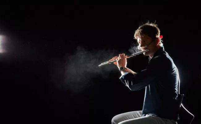 Philharmoniker Karl-Heinz Schütz, Flöte zeigt im Experiment die Verbreitung von Atemluft beim Musizieren