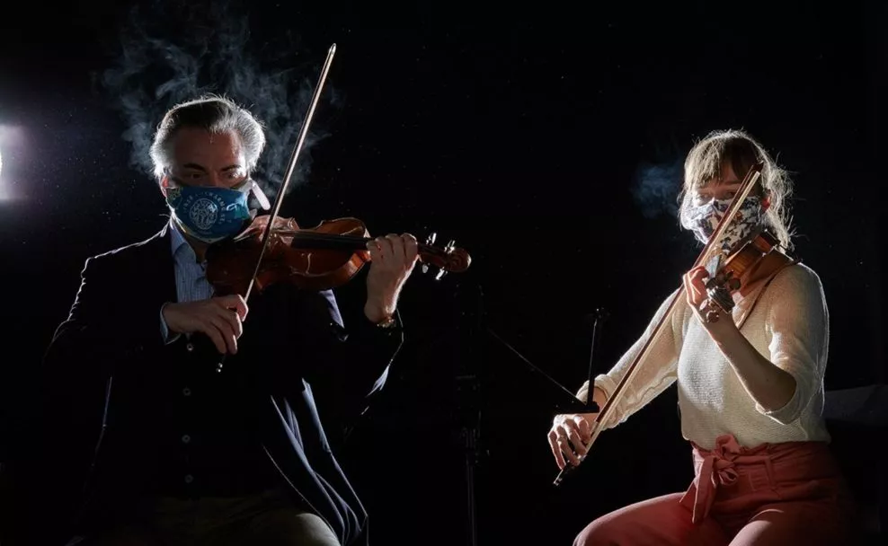 Wiener Philharmoniker Daniel Froschauer und Katharina Engelbrecht, Erste Geige, beim Experiment