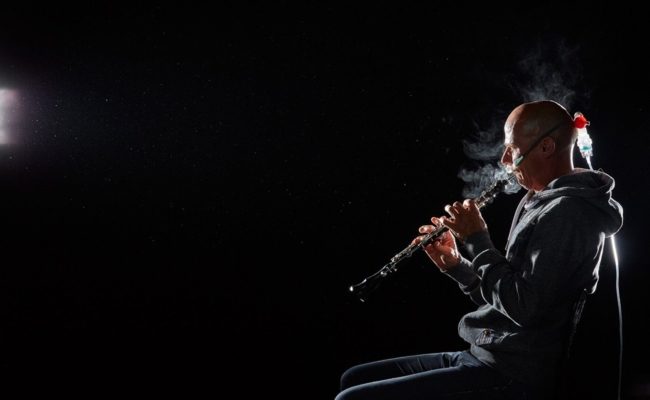Philharmoniker Clemens Horak, Oboe zeigt im Experiment die Ausbreitung von Atemluft beim Musizieren