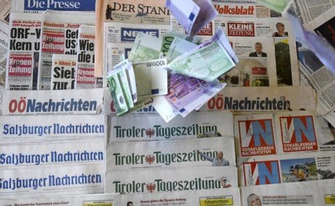 Illustration zum Thema Digitaljournalismus und Presseförderung in Österreich von Zeitungen und Online-Newsportalen.