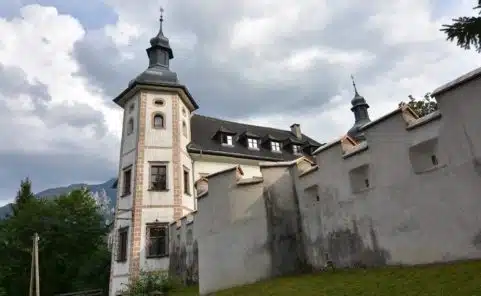 Das Schloss Röthelstein südlich des Marktes Admont in der Steiermark