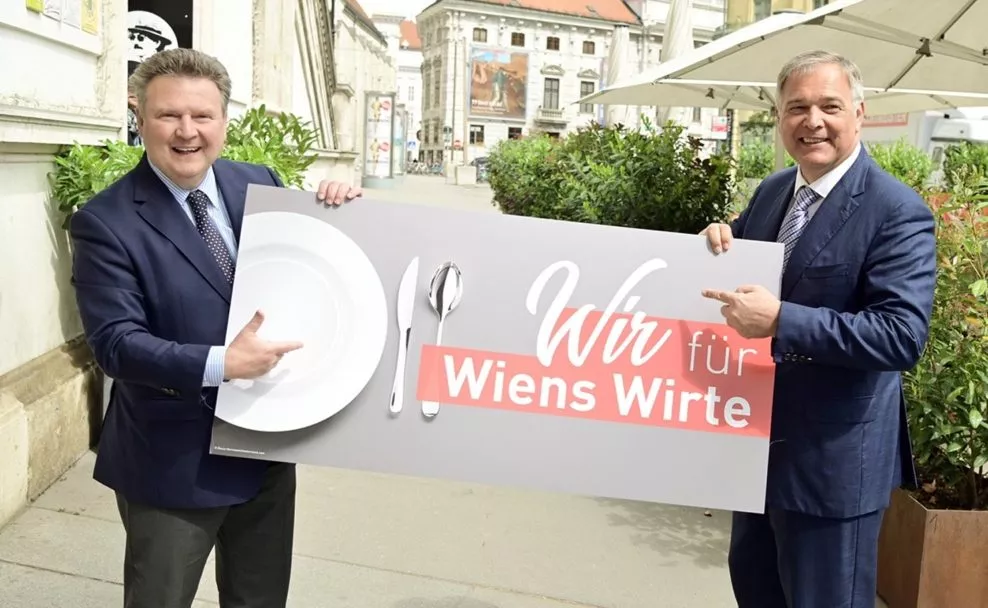 Michael Ludwig und Walter Ruck servieren Gastro-Gutschein