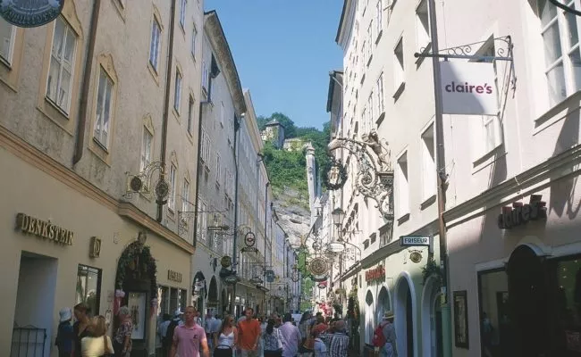 Touristen und Einheimische in der Getreidegasse in Salzburg