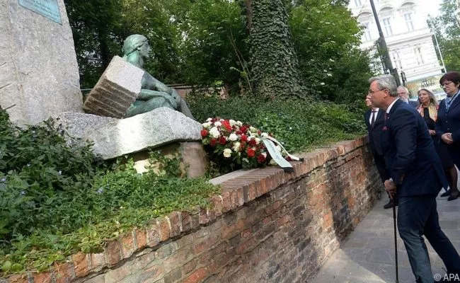 Kranzniederlegung durch FPÖ-Parteichef Norbert Hofer an einem Denkmal