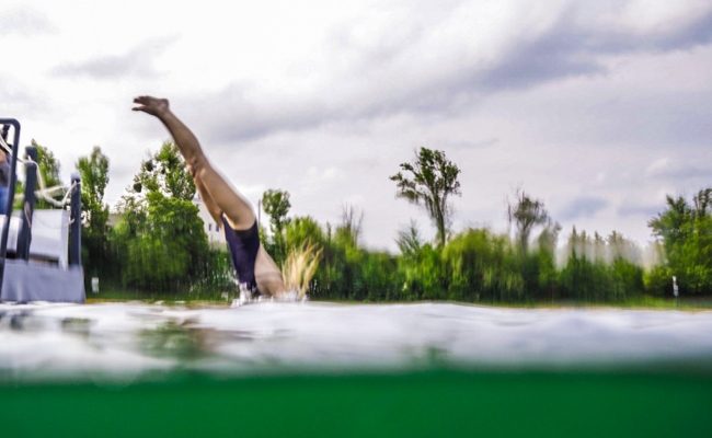 Beatrice Körmer sprang zum Badeauftakt von "100tage Sommer" ins kalte Wasser