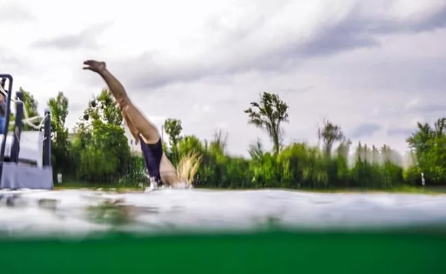 Beatrice Körmer sprang zum Badeauftakt von "100tage Sommer" ins kalte Wasser