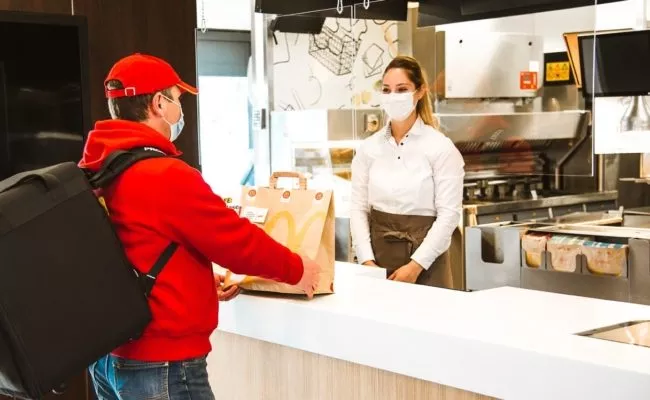 Mund-Nasen-Schutz Pflicht für McDonalds Mitarbeiter im Job
