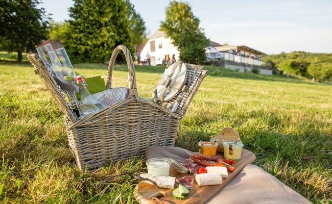 Das Haus der Mirli im Wienerwald lädt Wanderer zur Einkehr in die Gaststube