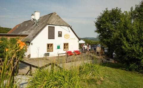 Das Haus der Mirli im Wienerwald lädt Wanderer zur Einkehr in die Gaststube