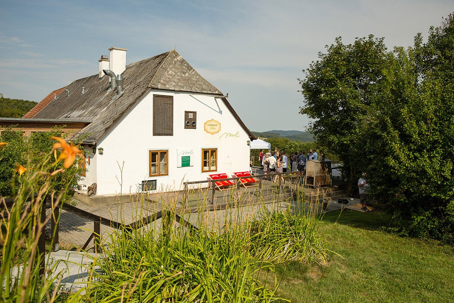 Das Haus der Mirli im Wienerwald lädt Wanderer zur Einkehr in die Gaststube