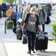 Ankunft des ersten Korridorzuges mit rumänischen Pflegerinnen am Flughafen in Wien-Schwechat