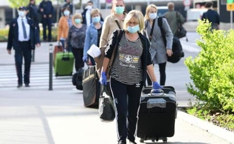 Ankunft des ersten Korridorzuges mit rumänischen Pflegerinnen am Flughafen in Wien-Schwechat