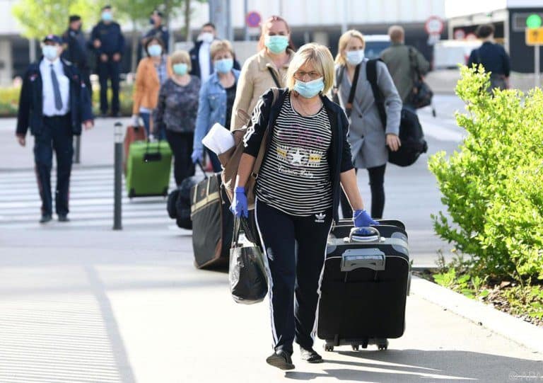 Ankunft des ersten Korridorzuges mit rumänischen Pflegerinnen am Flughafen in Wien-Schwechat
