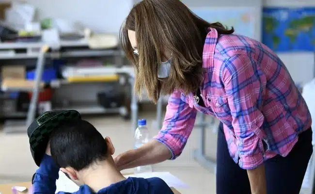 Nach Schließung der Schulen aufgrund der Corona-Pandemie kehren Schüler in ihre Klassen zurück