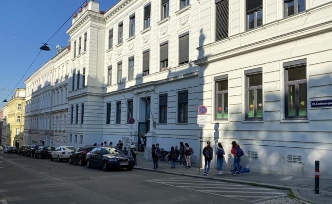 Schulkinder warten auf Beginn des Unterrichts vor einer Volksschule nach Corona-Pause