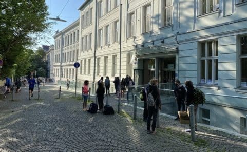 Schüler und Schülerinnen vor einem Bundesgymnasium in Wien Währing.