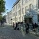 Schüler und Schülerinnen vor einem Bundesgymnasium in Wien Währing.
