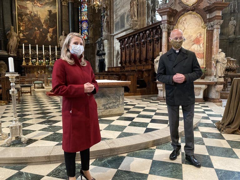 Dompfarrer erläuterte Kultusministerin Susanne Raab beim Pressetermin im Stephansdom die Corona-Schutz-Massnahmen