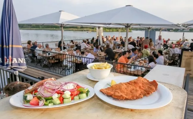 Strandcafe an der Alten Donau hat Schnitzel und Sparerips auf der Speisekarte
