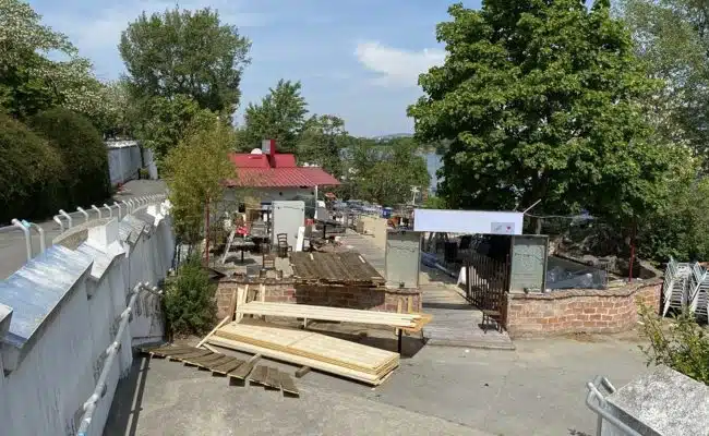 Sunken City Lokal auf der Donauinsel vor dem Feuer