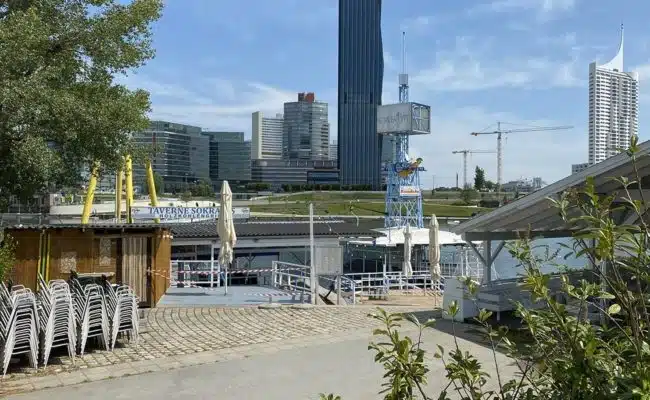 Sunken City Lokal auf der Donauinsel vor dem Feuer