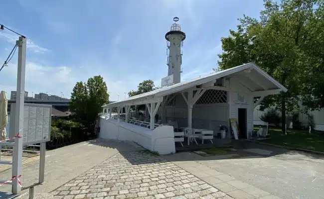 Sunken City Lokal auf der Donauinsel vor dem Feuer