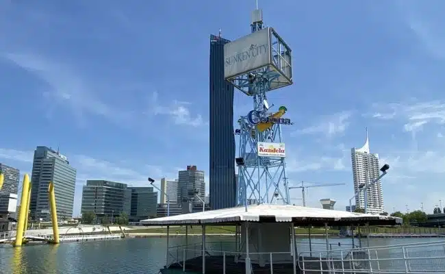 Sunken City Lokal auf der Donauinsel vor dem Feuer