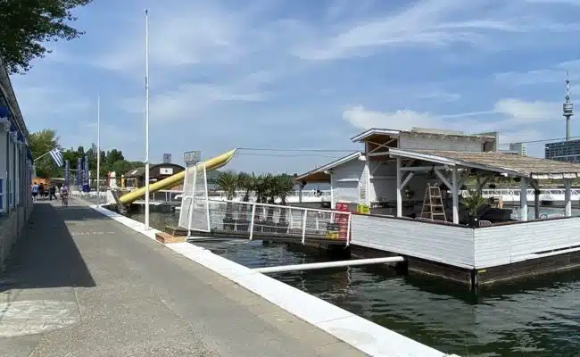 Sunken City Lokal auf der Donauinsel vor dem Feuer