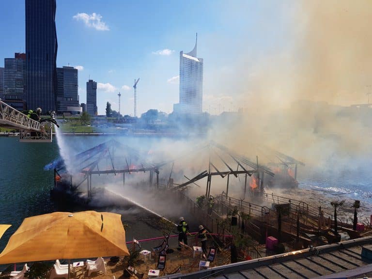 Foto des Feuers auf der Donauinsel beim Sunken City Lokal Sansibar