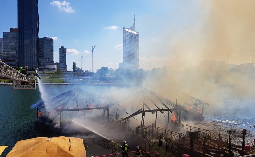Foto des Feuers auf der Donauinsel beim Sunken City Lokal Sansibar