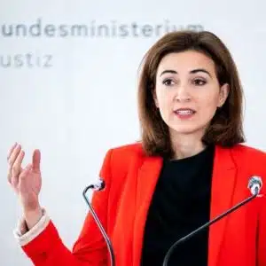 Justizministerin Alma Zadic strukturiert Justizressorts neu mit Machtverlust für Pilnacek