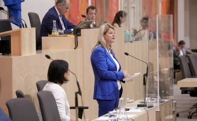 Bundesministerin für Landesverteidigung Klaudia Tanner bei ihrer Rede im Nationalrat