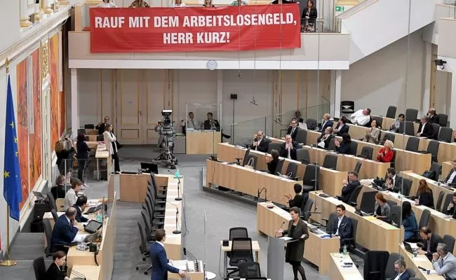 Ein Plakat in den Reihen von SPÖ-Abgeordneten im Rahmen einer Sitzung des Nationalrates