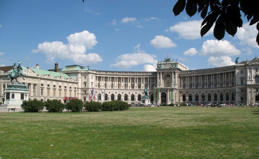 Der Heldenplatz ist ein historischer Platz in Wien, der zur Hofburg gehört