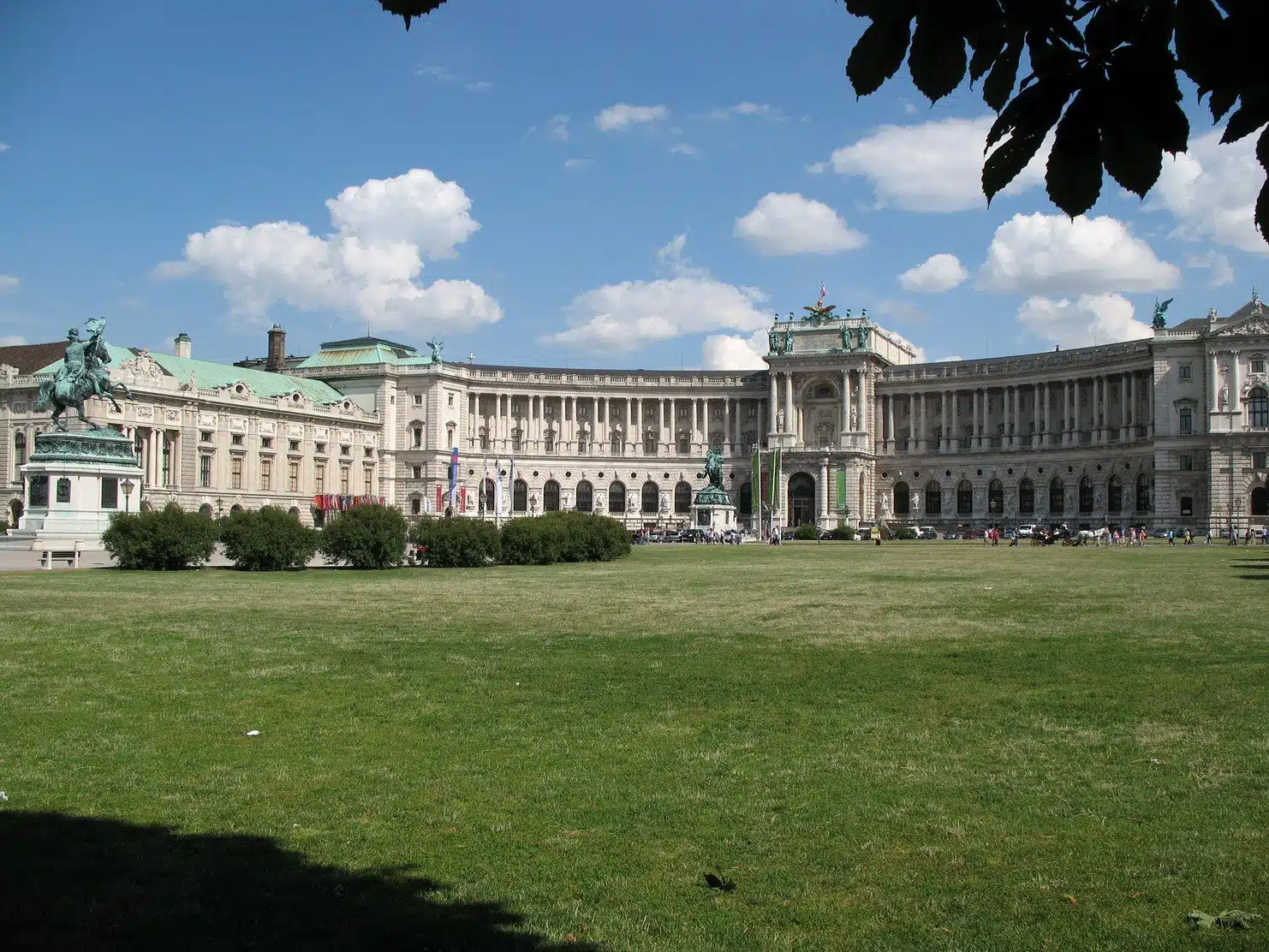 Der Heldenplatz ist ein historischer Platz in Wien, der zur Hofburg gehört