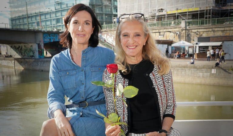 Nina Horowitz und ORF-Programmdirektorin Kathrin Zechner beim Pressegespräch am Donaukanal in Wien