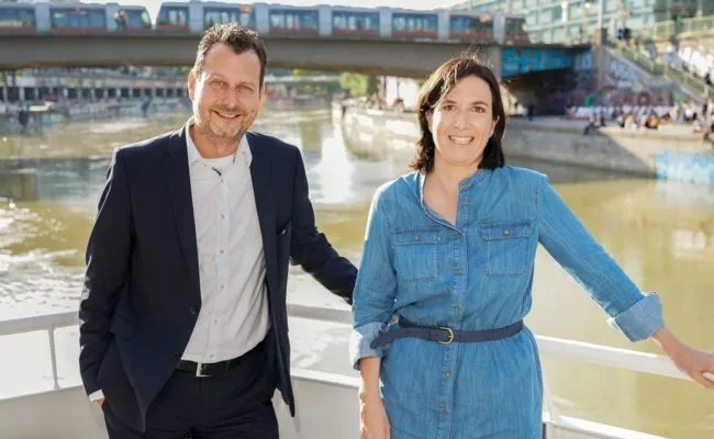 Channel-Manager ORF2 Alexander Hofer und Nina Horowitz beim Pressegespräch am Donaukanal in Wien