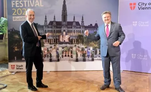 Attila Dogudan mit Bürgermeister Ludwig bei der Präsentation des Film Festival am Rathausplatz