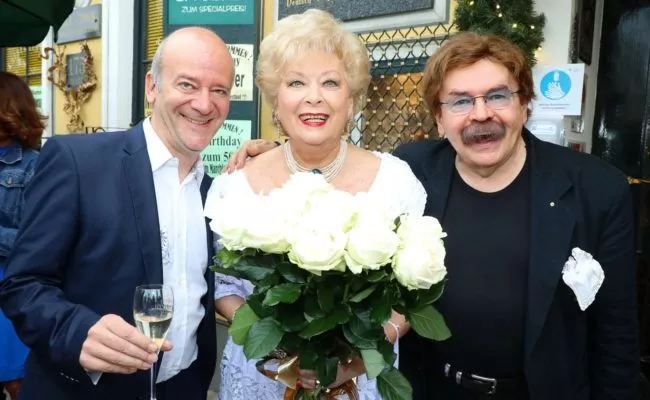 Andy Lee Lang und Hausherr Gerhard Bocek feierten mit Birgit Sarata Sommernachtsfest im Marchfelderhof