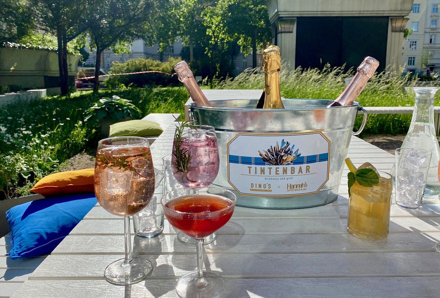 Tintenbar Schanigarten von Dino’s Apothecary Bar und Hannahs Plan