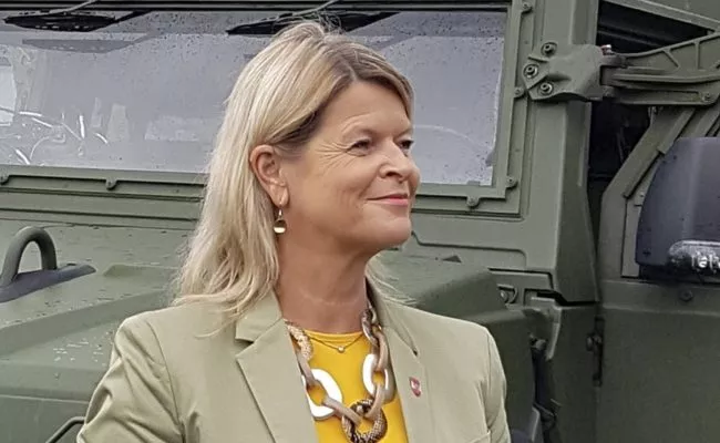 Verteidigungsministerin Klaudia Tanner am 25. Juni 2020 anlässlich eines Besuches bei Miliz-Soldaten des Jägerbataillons Steiermark