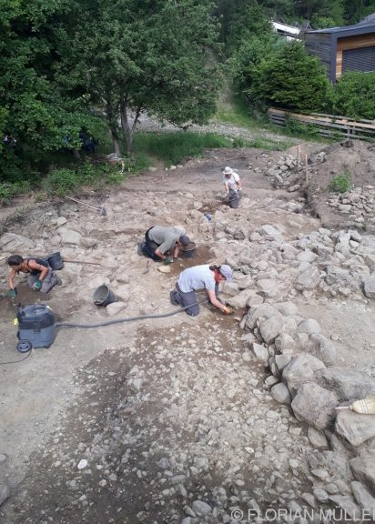 Ausgrabungen in Birgitz bringen über 2.000 Jahre alten Weg aus der Eisenzeit zutage