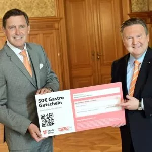 Stadtrat Peter Hanke und Michael Ludwig vertrauen Wiener Gastro-Gutschein der Post an