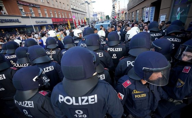 Polizei im Rahmen einer Kundgebung in Wien-Favoriten am 26. Juni 2020 an der auch Vizebürgermeisterin Birgit Hebein teilnahm