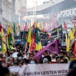 Kundgebung von kurdischen und linken Aktivisten und Politikern der Grünen am 26. Juni in Wien